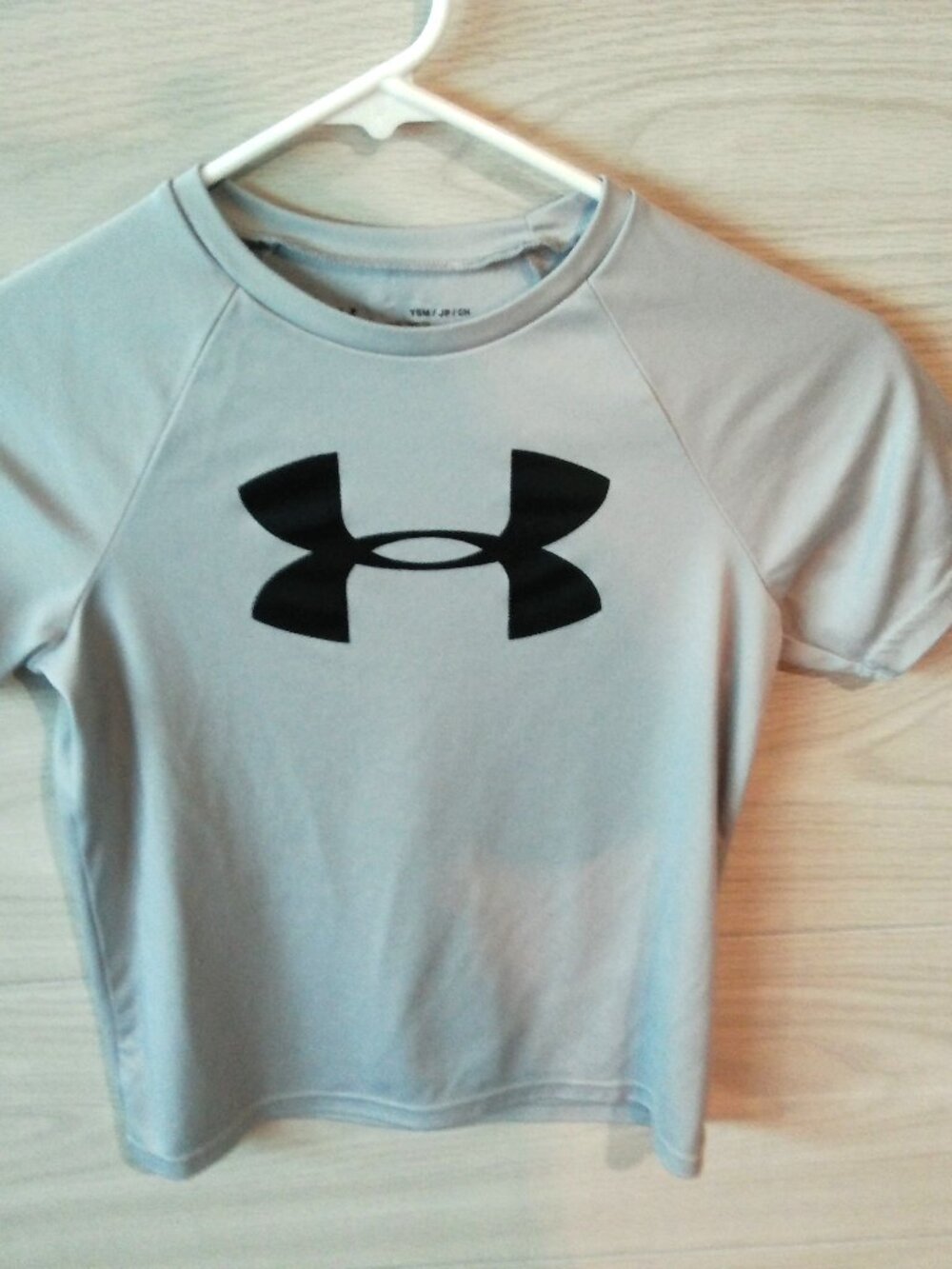 Under Armour T-Shirt Boy's Size Youth Small Light Gray Heat Gear Short Sleeve